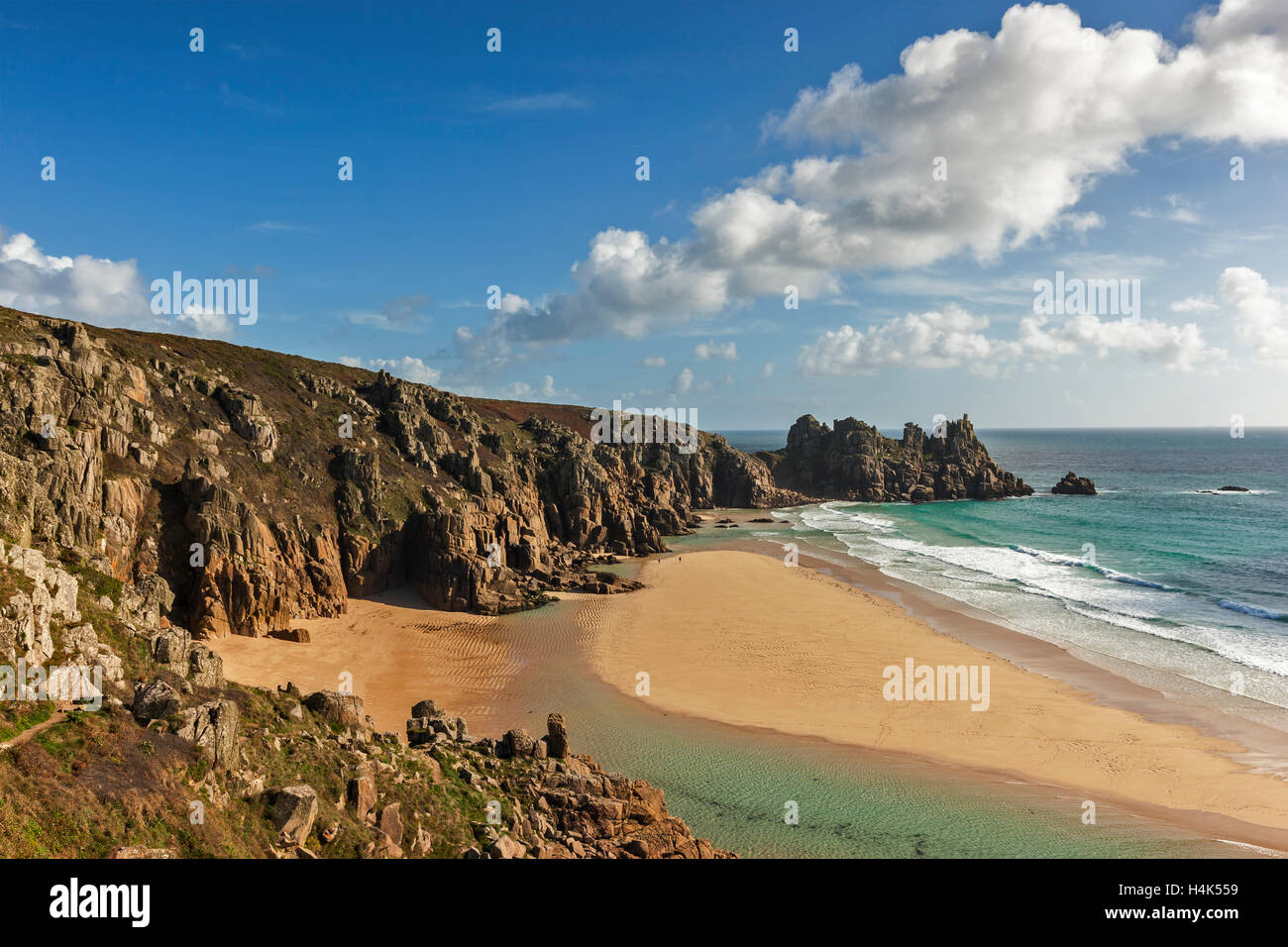 Pedn Vounder, Cornwall, Inghilterra. Il 17 ottobre 2016. Autunno ricco di sole sulla spiaggia dorata e le rocce di Treen e Logan Rock. Molto bassa marea di 0,2m, sulle maree questo mese tutti giù per la supermoon oggi. Poche persone approfittando di questa grande spiaggia vuota Credito: Barry Bateman / Alamy Live News Foto Stock