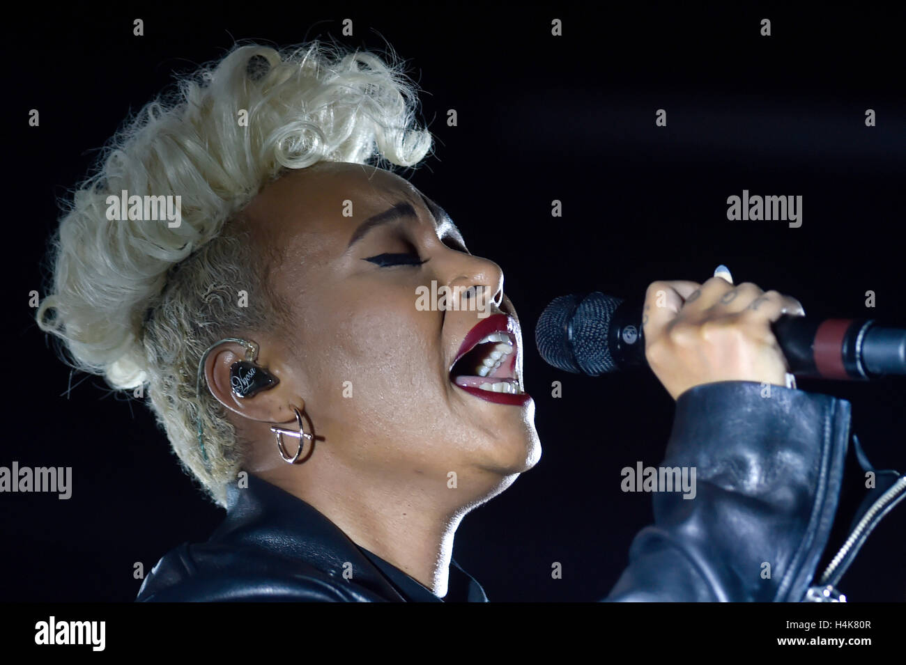 Berlino, Germania. Xvii oct, 2016. Emeli Sande effettuando al Lido a Berlino (Germania), 17 ottobre 2016. Questo è il cantante britannico è solo concerto in Germania. Il suo nuovo album, Evviva gli angeli, è dovuto per il rilascio nel mese di novembre 2016. Foto: KLAUS-DIETMAR GABBERT/DPA/Alamy Live News Foto Stock