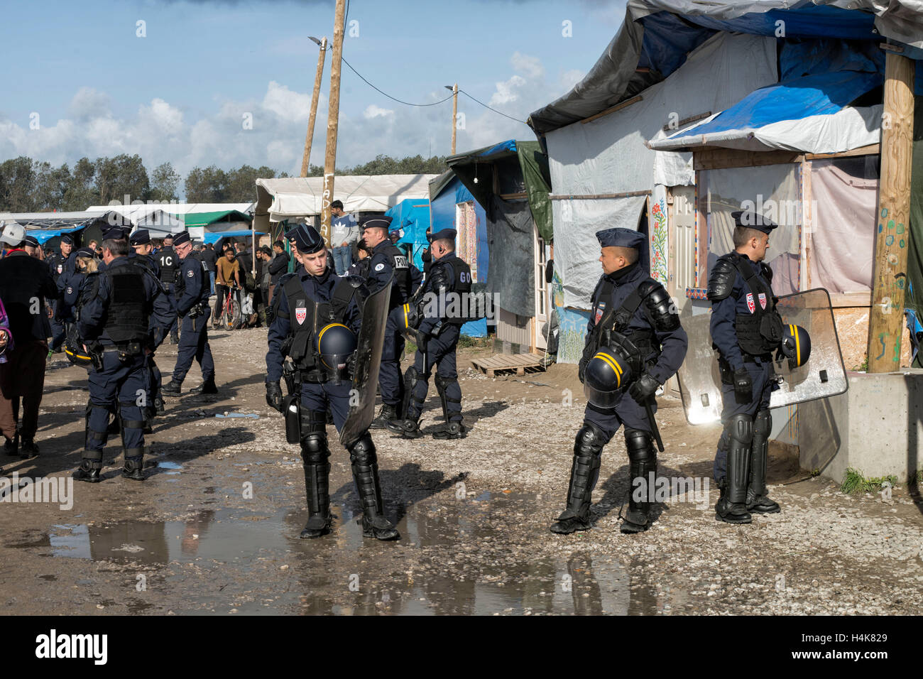 Calais, Francia. Xvii oct, 2016. La gendarmeria francese monitorare la consegna di un avviso di sfratto prima del previsto la demolizione del 'Calais giungla' campo di migranti a Calais, Francia, 17 ottobre 2016. Per anni, i migranti che cercano di entrare clandestinamente nel Regno Unito si sono riuniti nel camp mediante il canale inglese. Foto: ARNULF STOFFEL/DPA - nessun filo SERVICE - © dpa/Alamy Live News Foto Stock