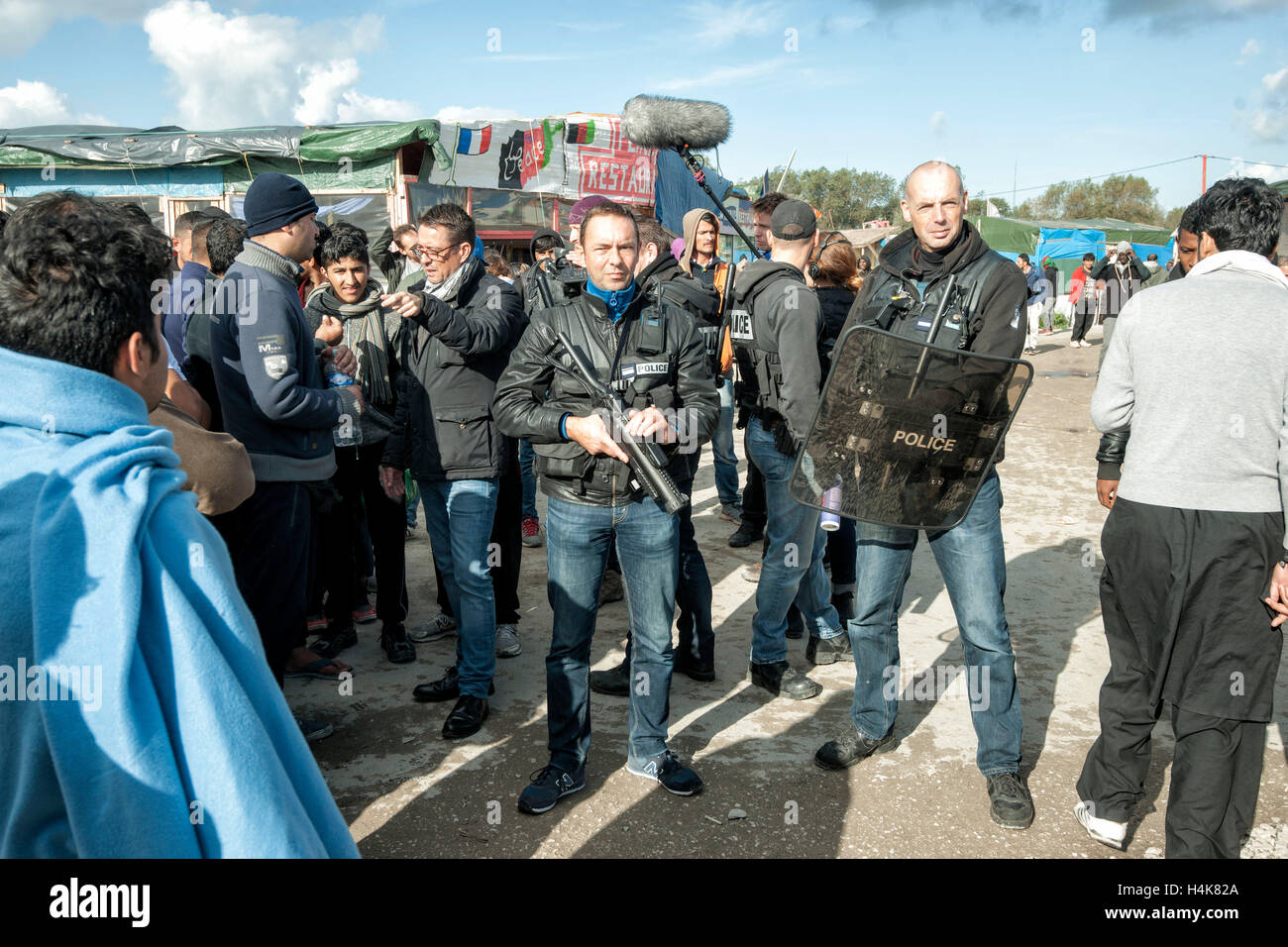 Calais, Francia. Xvii oct, 2016. La gendarmeria francese monitorare la consegna di un avviso di sfratto prima del previsto la demolizione del 'Calais giungla' campo di migranti a Calais, Francia, 17 ottobre 2016. Per anni, i migranti che cercano di entrare clandestinamente nel Regno Unito si sono riuniti nel camp mediante il canale inglese. Foto: ARNULF STOFFEL/DPA - nessun filo SERVICE - © dpa/Alamy Live News Foto Stock