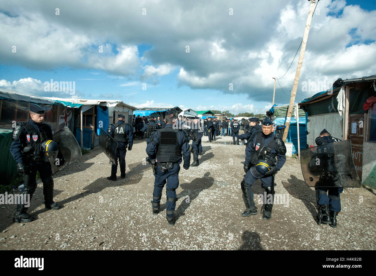 Calais, Francia. Xvii oct, 2016. La gendarmeria francese monitorare la consegna di un avviso di sfratto prima del previsto la demolizione del 'Calais giungla' campo di migranti a Calais, Francia, 17 ottobre 2016. Per anni, i migranti che cercano di entrare clandestinamente nel Regno Unito si sono riuniti nel camp mediante il canale inglese. Foto: ARNULF STOFFEL/DPA - nessun filo SERVICE - © dpa/Alamy Live News Foto Stock
