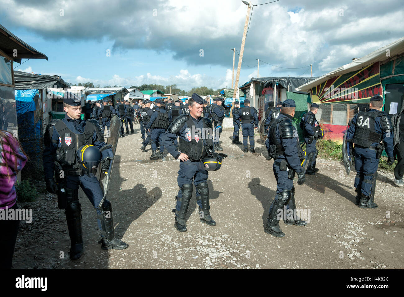 Calais, Francia. Xvii oct, 2016. La gendarmeria francese monitorare la consegna di un avviso di sfratto prima del previsto la demolizione del 'Calais giungla' campo di migranti a Calais, Francia, 17 ottobre 2016. Per anni, i migranti che cercano di entrare clandestinamente nel Regno Unito si sono riuniti nel camp mediante il canale inglese. Foto: ARNULF STOFFEL/DPA - nessun filo SERVICE - © dpa/Alamy Live News Foto Stock