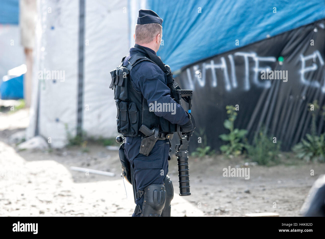 Calais, Francia. Xvii oct, 2016. La gendarmeria francese monitorare la consegna di un avviso di sfratto prima del previsto la demolizione del 'Calais giungla' campo di migranti a Calais, Francia, 17 ottobre 2016. Per anni, i migranti che cercano di entrare clandestinamente nel Regno Unito si sono riuniti nel camp mediante il canale inglese. Foto: ARNULF STOFFEL/DPA - nessun filo SERVICE - © dpa/Alamy Live News Foto Stock