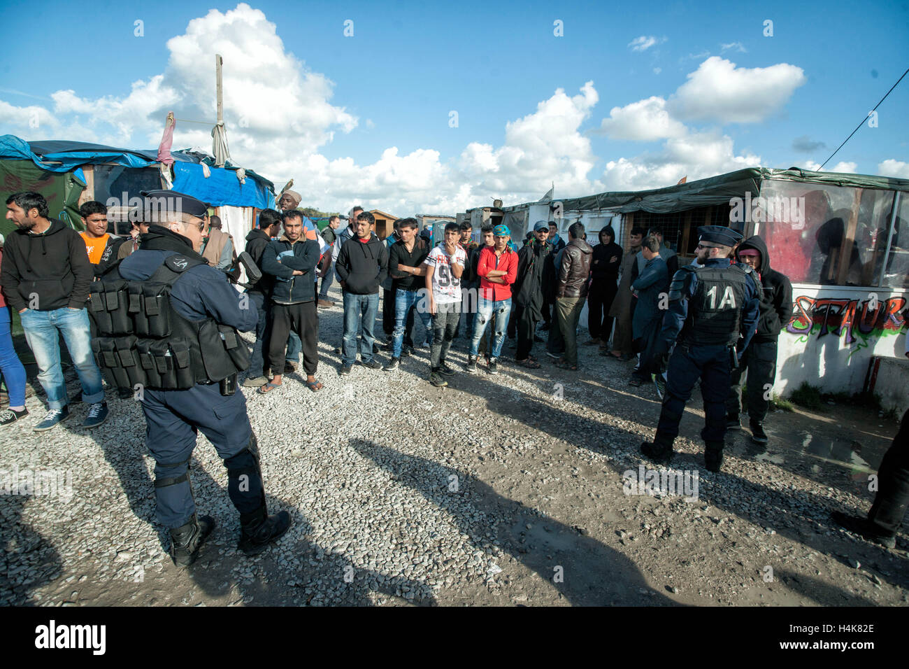 Calais, Francia. Xvii oct, 2016. La gendarmeria francese monitorare la consegna di un avviso di sfratto prima del previsto la demolizione del 'Calais giungla' campo di migranti a Calais, Francia, 17 ottobre 2016. Per anni, i migranti che cercano di entrare clandestinamente nel Regno Unito si sono riuniti nel camp mediante il canale inglese. Foto: ARNULF STOFFEL/DPA - nessun filo SERVICE - © dpa/Alamy Live News Foto Stock