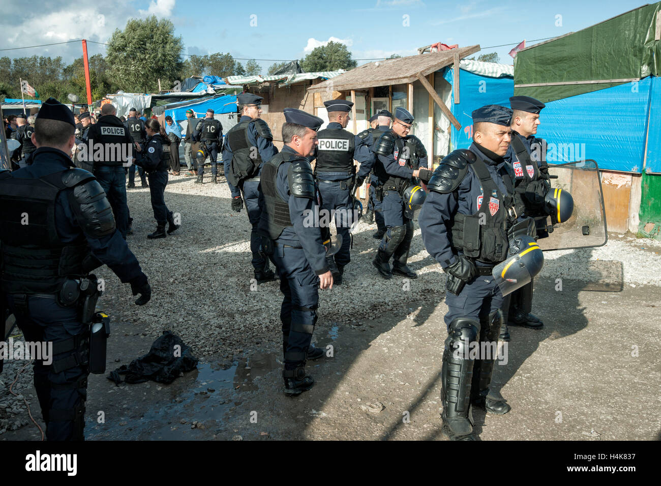 Calais, Francia. Xvii oct, 2016. La gendarmeria francese monitorare la consegna di un avviso di sfratto prima del previsto la demolizione del 'Calais giungla' campo di migranti a Calais, Francia, 17 ottobre 2016. Per anni, i migranti che cercano di entrare clandestinamente nel Regno Unito si sono riuniti nel camp mediante il canale inglese. Foto: ARNULF STOFFEL/DPA - nessun filo SERVICE - © dpa/Alamy Live News Foto Stock