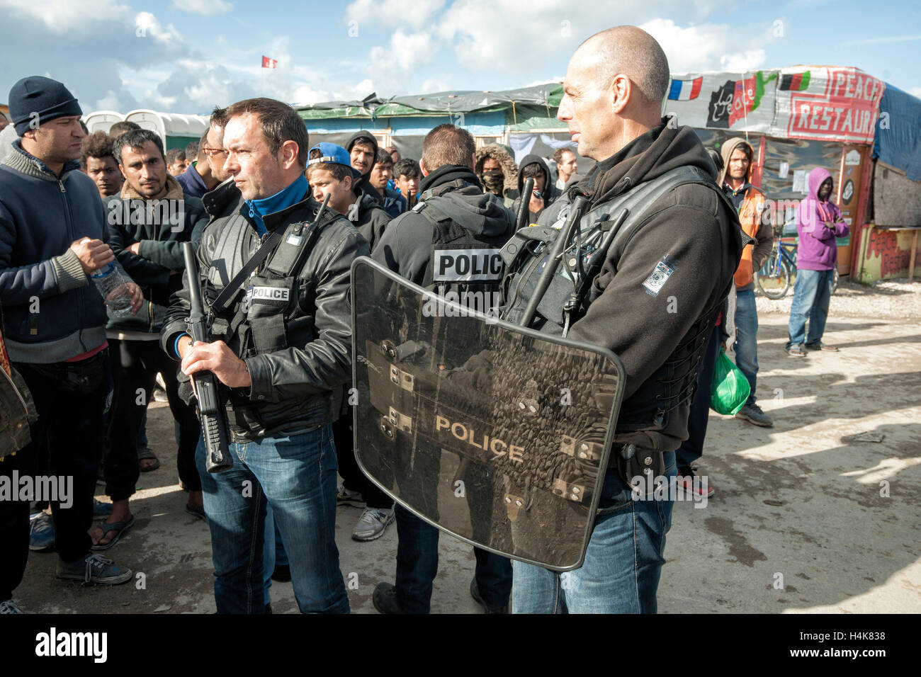 Calais, Francia. Xvii oct, 2016. La gendarmeria francese monitorare la consegna di un avviso di sfratto prima del previsto la demolizione del 'Calais giungla' campo di migranti a Calais, Francia, 17 ottobre 2016. Per anni, i migranti che cercano di entrare clandestinamente nel Regno Unito si sono riuniti nel camp mediante il canale inglese. Foto: ARNULF STOFFEL/DPA - nessun filo SERVICE - © dpa/Alamy Live News Foto Stock