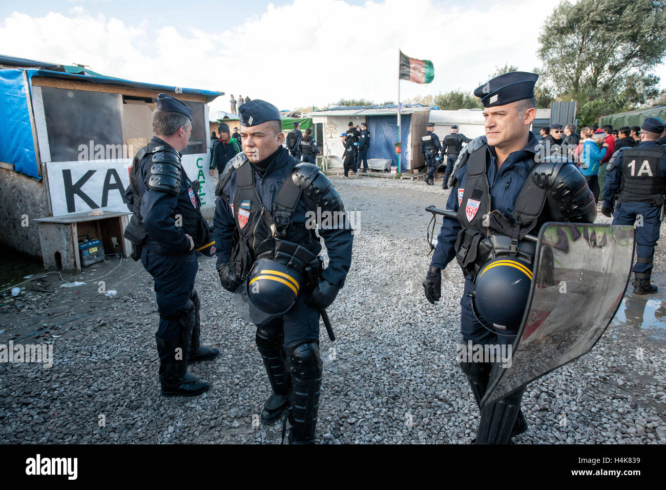 Calais, Francia. Xvii oct, 2016. La gendarmeria francese monitorare la consegna di un avviso di sfratto prima del previsto la demolizione del 'Calais giungla' campo di migranti a Calais, Francia, 17 ottobre 2016. Per anni, i migranti che cercano di entrare clandestinamente nel Regno Unito si sono riuniti nel camp mediante il canale inglese. Foto: ARNULF STOFFEL/DPA - nessun filo SERVICE - © dpa/Alamy Live News Foto Stock