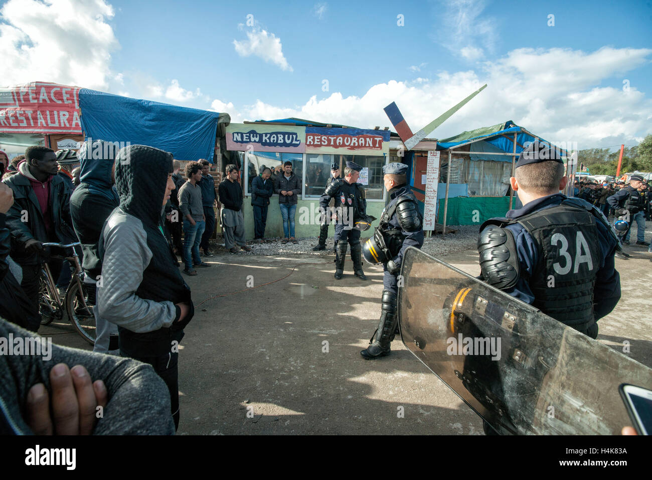 Calais, Francia. Xvii oct, 2016. La gendarmeria francese monitorare la consegna di un avviso di sfratto prima del previsto la demolizione del 'Calais giungla' campo di migranti a Calais, Francia, 17 ottobre 2016. Per anni, i migranti che cercano di entrare clandestinamente nel Regno Unito si sono riuniti nel camp mediante il canale inglese. Foto: ARNULF STOFFEL/DPA - nessun filo SERVICE - © dpa/Alamy Live News Foto Stock