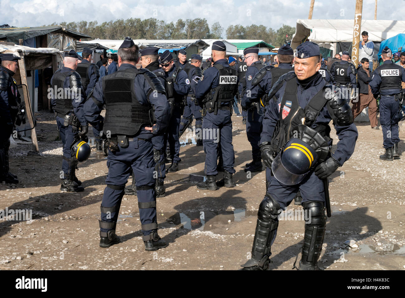 Calais, Francia. Xvii oct, 2016. La gendarmeria francese monitorare la consegna di un avviso di sfratto prima del previsto la demolizione del 'Calais giungla' campo di migranti a Calais, Francia, 17 ottobre 2016. Per anni, i migranti che cercano di entrare clandestinamente nel Regno Unito si sono riuniti nel camp mediante il canale inglese. Foto: ARNULF STOFFEL/DPA - nessun filo SERVICE - © dpa/Alamy Live News Foto Stock