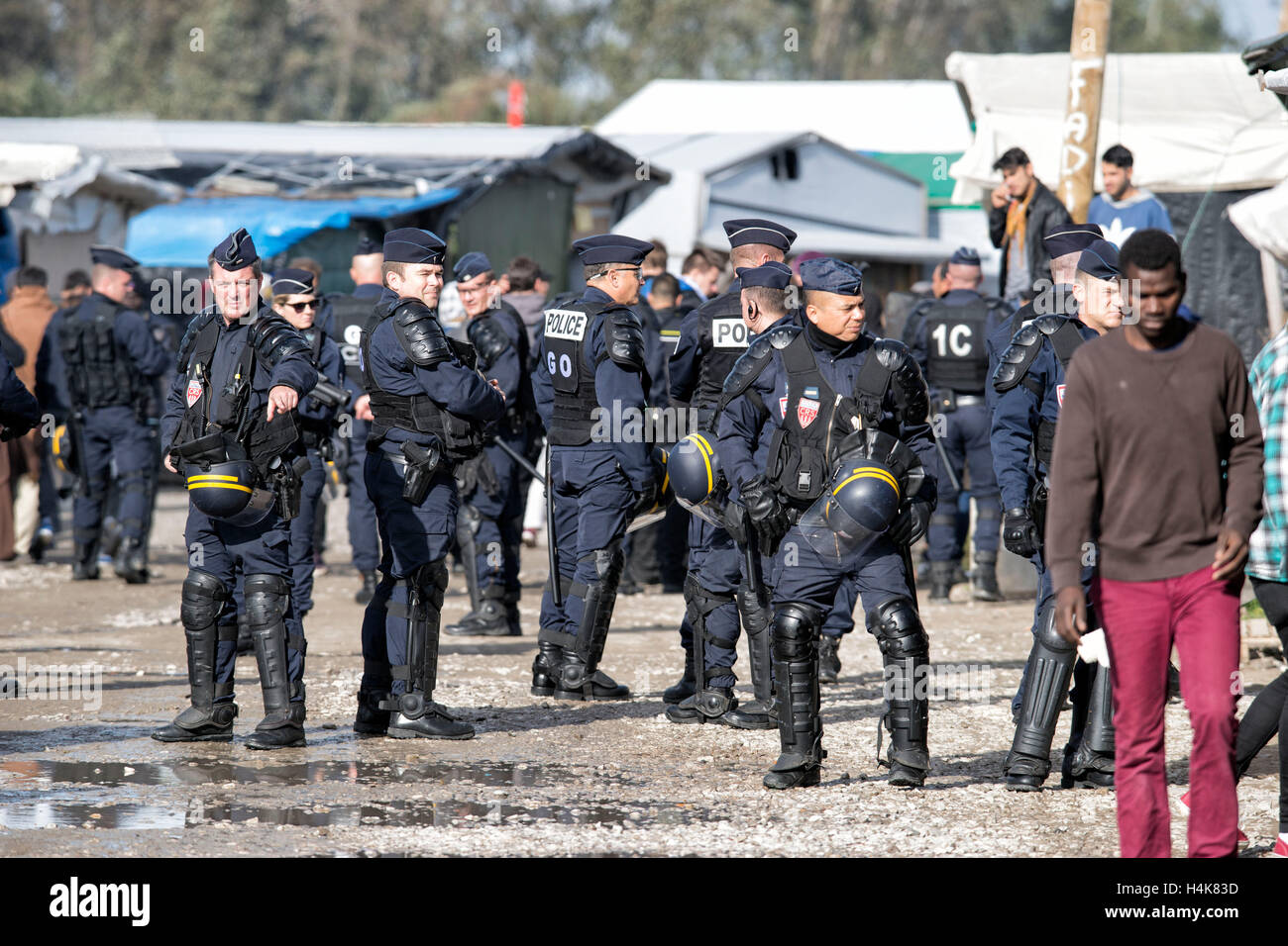 Calais, Francia. Xvii oct, 2016. La gendarmeria francese monitorare la consegna di un avviso di sfratto prima del previsto la demolizione del 'Calais giungla' campo di migranti a Calais, Francia, 17 ottobre 2016. Per anni, i migranti che cercano di entrare clandestinamente nel Regno Unito si sono riuniti nel camp mediante il canale inglese. Foto: ARNULF STOFFEL/DPA - nessun filo SERVICE - © dpa/Alamy Live News Foto Stock