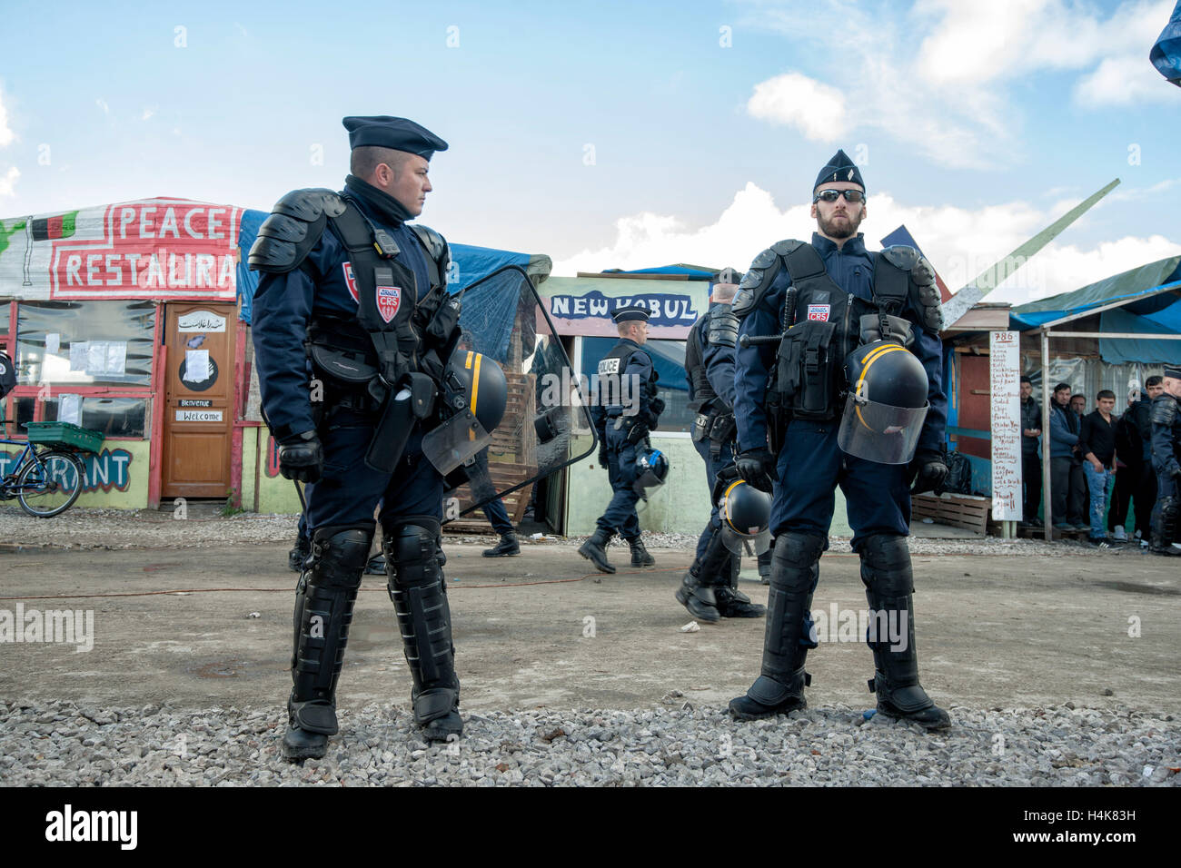 Calais, Francia. Xvii oct, 2016. La gendarmeria francese monitorare la consegna di un avviso di sfratto prima del previsto la demolizione del 'Calais giungla' campo di migranti a Calais, Francia, 17 ottobre 2016. Per anni, i migranti che cercano di entrare clandestinamente nel Regno Unito si sono riuniti nel camp mediante il canale inglese. Foto: ARNULF STOFFEL/DPA - nessun filo SERVICE - © dpa/Alamy Live News Foto Stock
