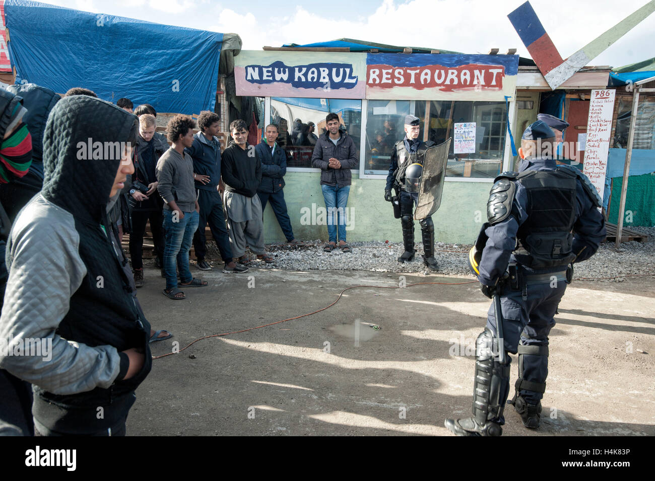 Calais, Francia. Xvii oct, 2016. La gendarmeria francese monitorare la consegna di un avviso di sfratto prima del previsto la demolizione del 'Calais giungla' campo di migranti a Calais, Francia, 17 ottobre 2016. Per anni, i migranti che cercano di entrare clandestinamente nel Regno Unito si sono riuniti nel camp mediante il canale inglese. Foto: ARNULF STOFFEL/DPA - nessun filo SERVICE - © dpa/Alamy Live News Foto Stock