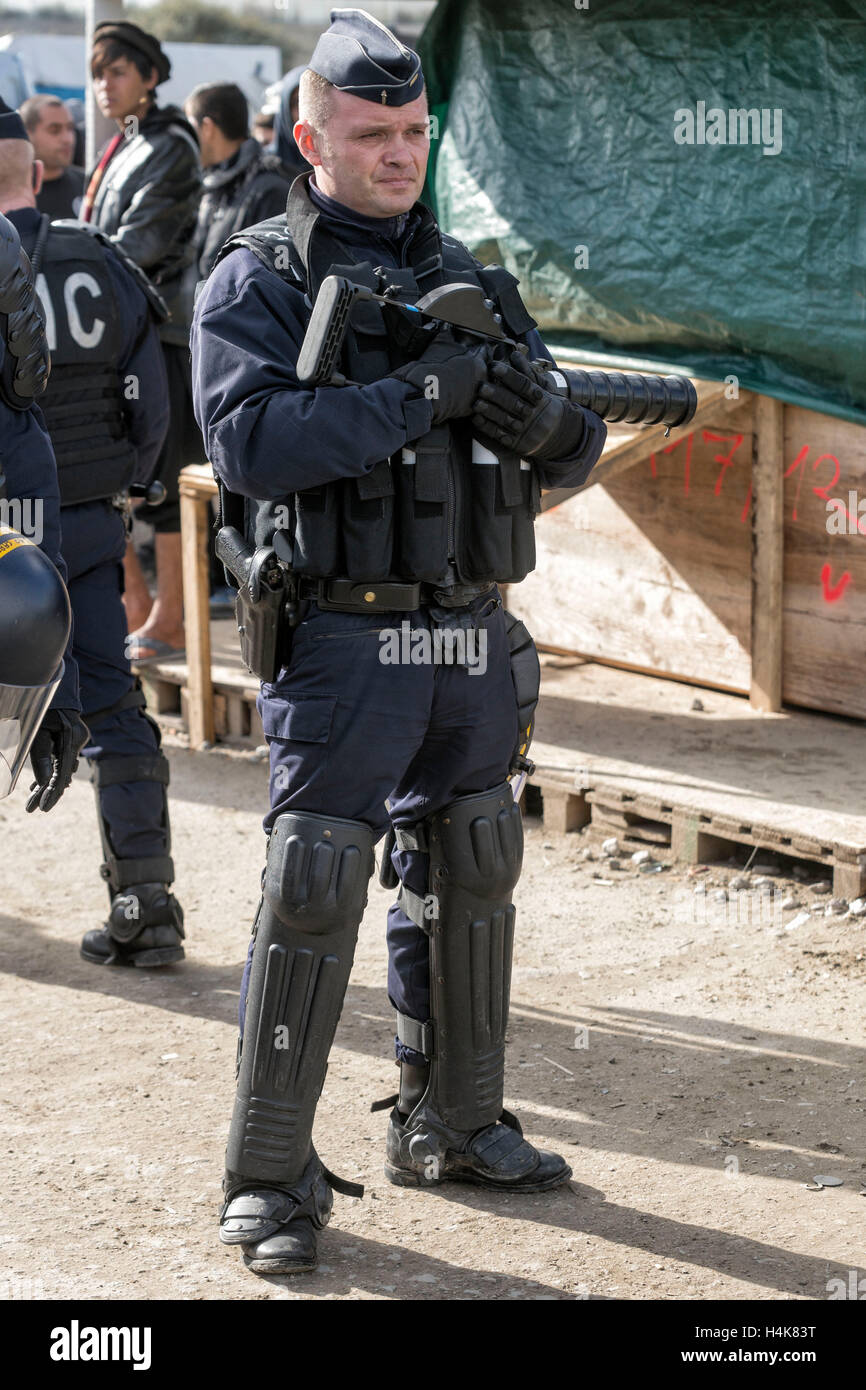 Calais, Francia. Xvii oct, 2016. La gendarmeria francese monitorare la consegna di un avviso di sfratto prima del previsto la demolizione del 'Calais giungla' campo di migranti a Calais, Francia, 17 ottobre 2016. Per anni, i migranti che cercano di entrare clandestinamente nel Regno Unito si sono riuniti nel camp mediante il canale inglese. Foto: ARNULF STOFFEL/DPA - nessun filo SERVICE - © dpa/Alamy Live News Foto Stock