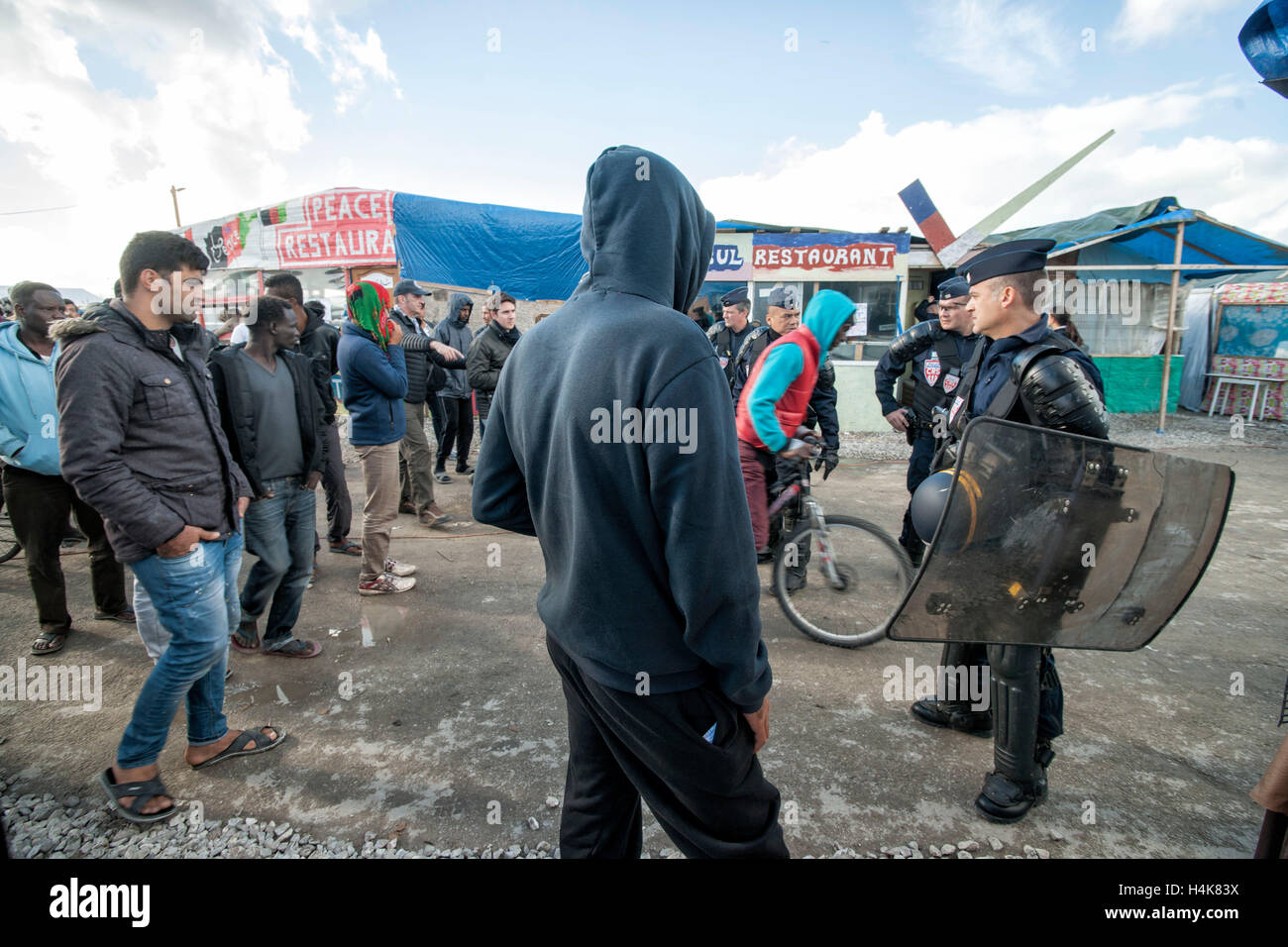 Calais, Francia. Xvii oct, 2016. La gendarmeria francese monitorare la consegna di un avviso di sfratto prima del previsto la demolizione del 'Calais giungla' campo di migranti a Calais, Francia, 17 ottobre 2016. Per anni, i migranti che cercano di entrare clandestinamente nel Regno Unito si sono riuniti nel camp mediante il canale inglese. Foto: ARNULF STOFFEL/DPA - nessun filo SERVICE - © dpa/Alamy Live News Foto Stock