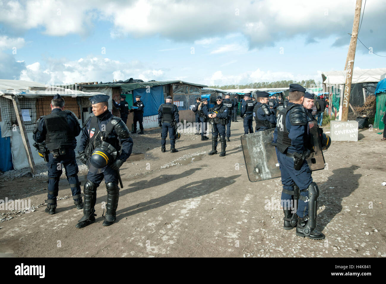 Calais, Francia. Xvii oct, 2016. La gendarmeria francese monitorare la consegna di un avviso di sfratto prima del previsto la demolizione del 'Calais giungla' campo di migranti a Calais, Francia, 17 ottobre 2016. Per anni, i migranti che cercano di entrare clandestinamente nel Regno Unito si sono riuniti nel camp mediante il canale inglese. Foto: ARNULF STOFFEL/DPA - nessun filo SERVICE - © dpa/Alamy Live News Foto Stock