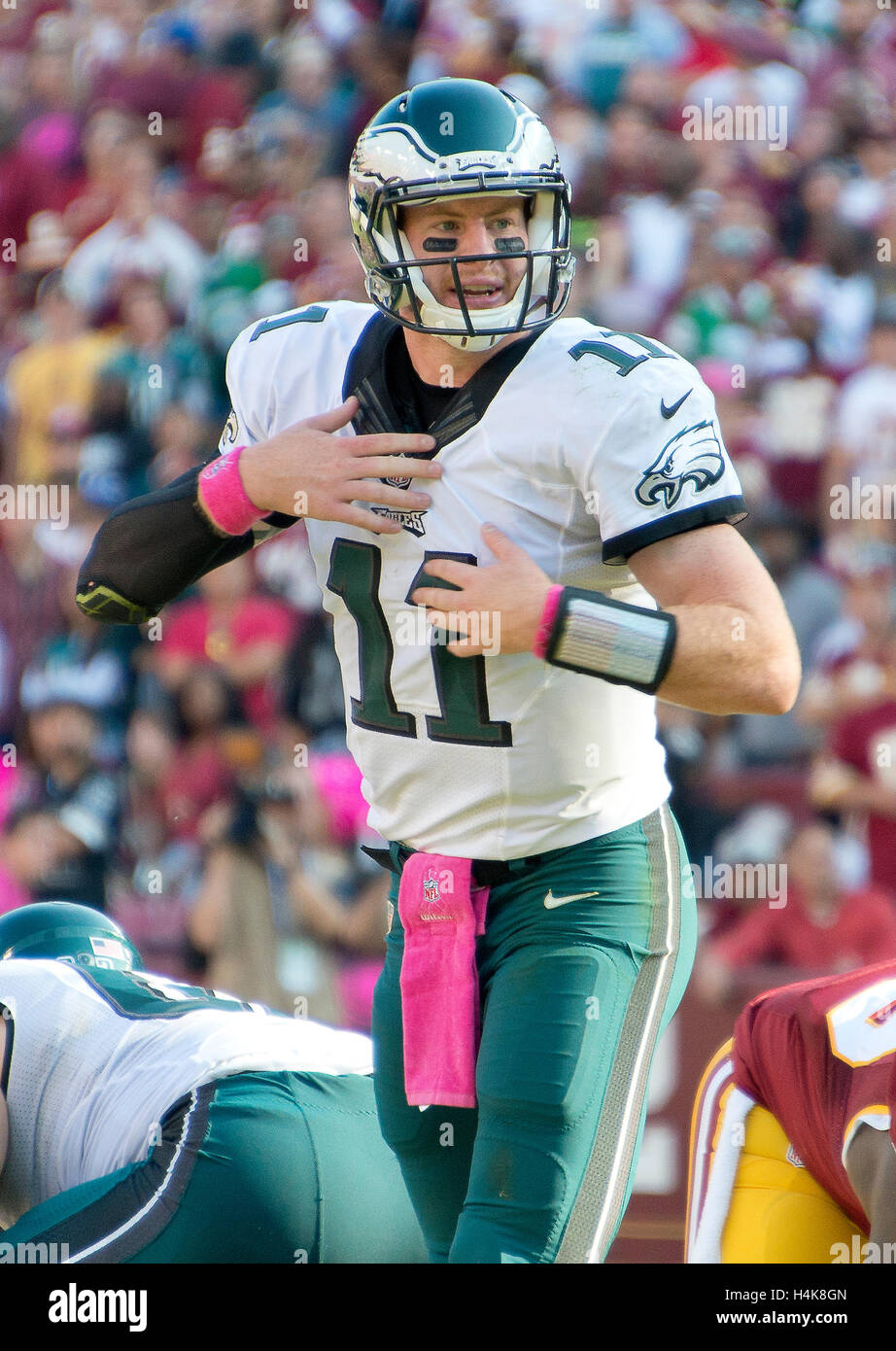 Philadelphia Eagles quarterback Carson Wentz (11) chiede un segnale acustico nel quarto trimestre azione contro Washington Redskins a FedEx in campo Landover, Maryland, domenica 16 ottobre, 2016. Il Redskins ha vinto il gioco 27 - 20. Credito: Ron Sachs/CNP - nessun filo SERVICE - Foto Stock