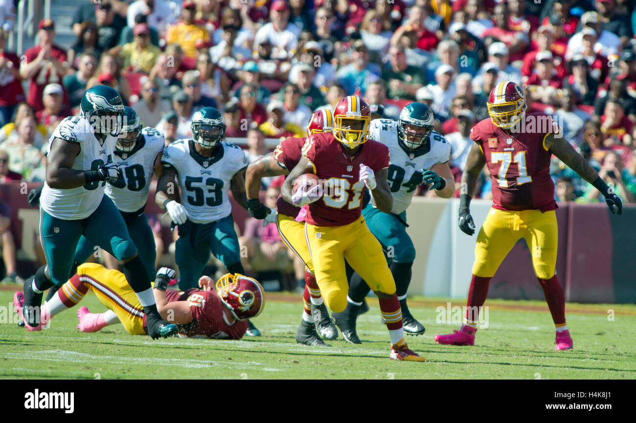 Washington Redskins running back Matt Jones (31) trasporta per un buon guadagno in ritardo nel secondo trimestre contro il Philadelphia Eagles al campo di FedEx in Landover, Maryland, domenica 16 ottobre, 2016. In Pursuit sono Philadelphia Eagles tackle difensivo Fletcher Cox (91), estremità difensiva Connor Barwin (98), esterno linebacker Nigel Bradham (53), e il naso affrontare Beau Allen (94). Altri visibile Redskins includono center Spencer lungo (61) e di Washington Redskins affrontare Trent Williams (71). Il Redskins ha vinto il gioco 27 - 20. Credito: Ron Sachs/CNP - nessun filo SERVICE - Foto Stock