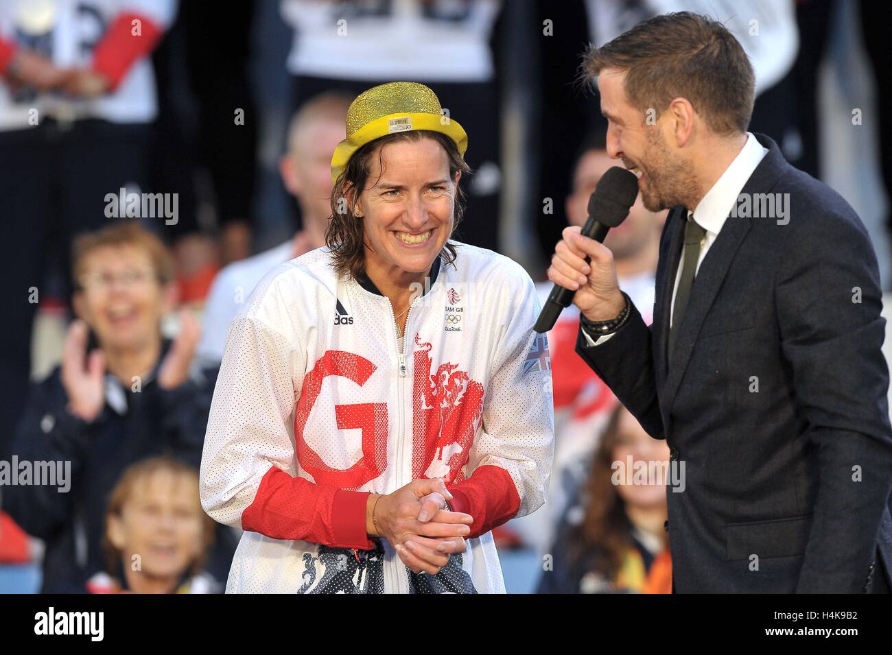 Manchester, Regno Unito. Xvii oct, 2016. Katherine Grainger è intervistato da Mark Chapman. TeamGB e ParalympicsGB eroi homecoming parade seguendo il loro successo al Rio 2016 giochi olimpici. Albert Square. Manchester. Credito: Sport In immagini/Alamy Live News Foto Stock