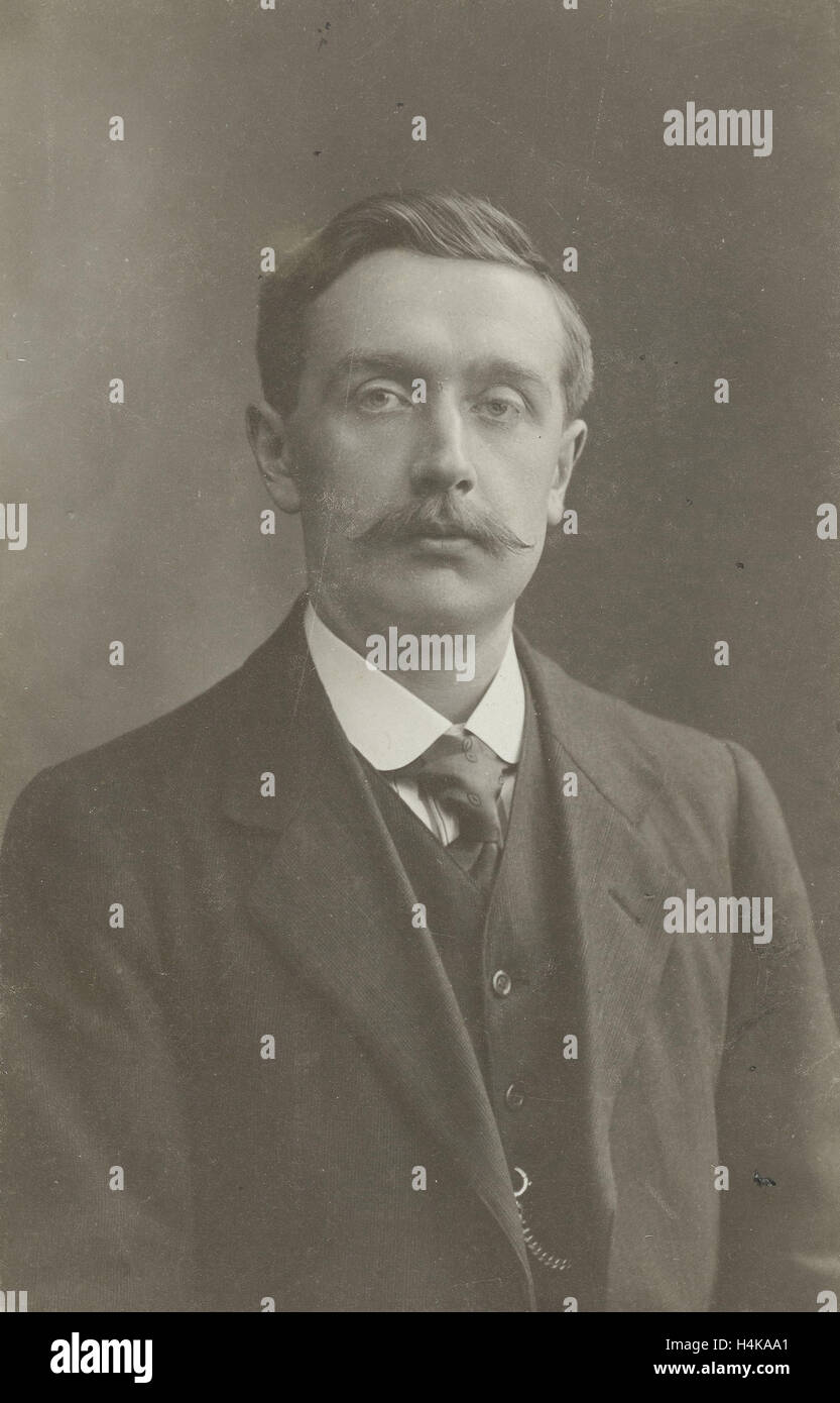 Ritratto in studio di uomo con i baffi, Boccherini Strauss, 1915 Foto Stock