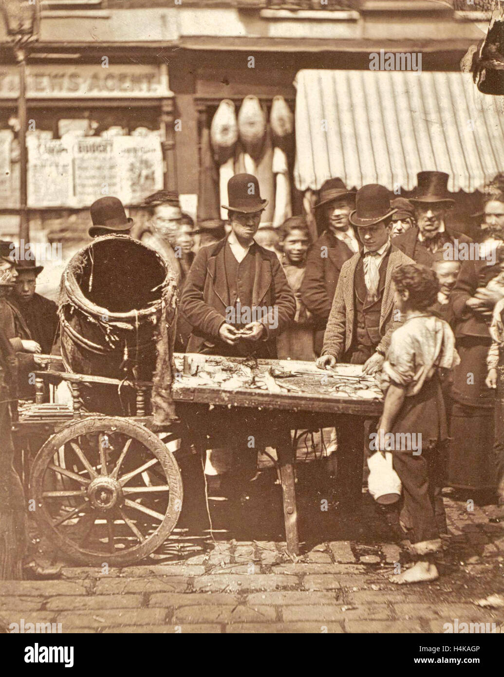 Pescivendolo a Londra REGNO UNITO REGNO UNITO, a buon mercato del pesce o St. Giles, John Thomson, Searle, & Rivington Sampson Low Marston, 1876 - 1877 Foto Stock