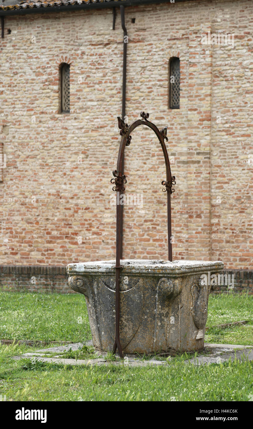 Vecchio pozzo per la raccolta di acqua piovana nella Abbazia di Pomposa in  Italia Foto stock - Alamy