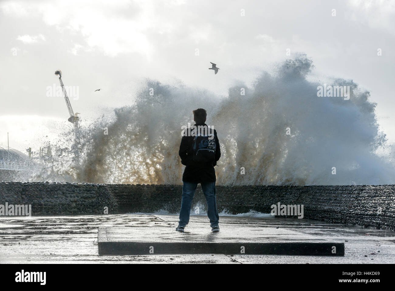 Onde che si infrangono contro un groyne sul lungomare di Brighton durante una tempesta Foto Stock