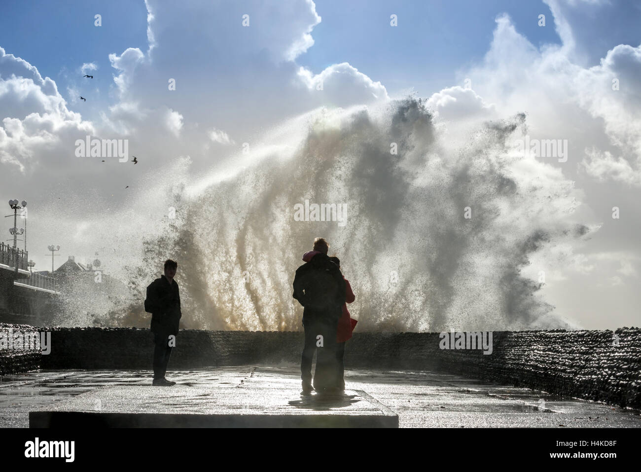Onde che si infrangono contro un groyne sul lungomare di Brighton durante una tempesta Foto Stock