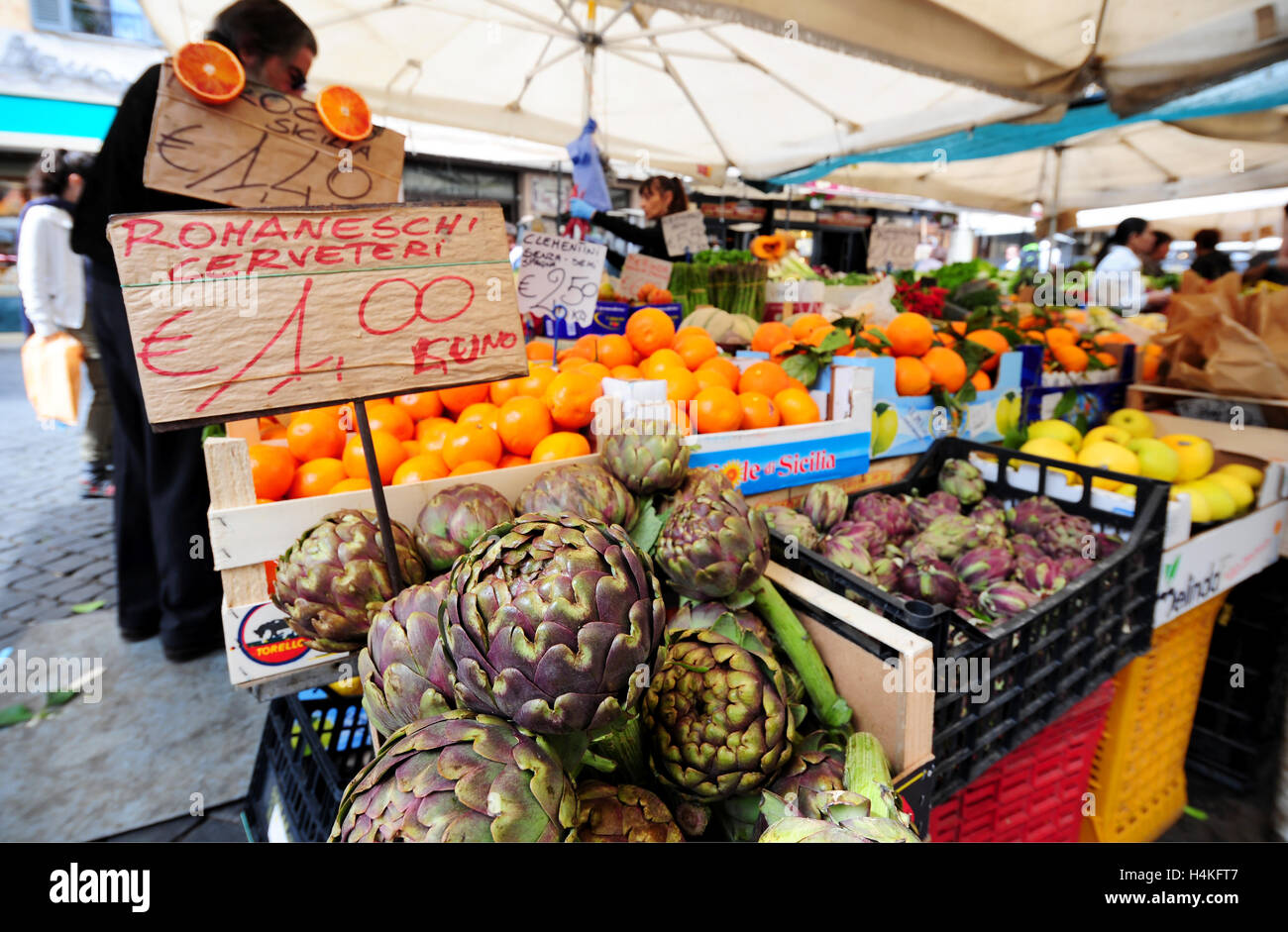 Carciofi romani prendere la parte del leone in qualsiasi mercato di primavera a Roma, Italia Foto Stock