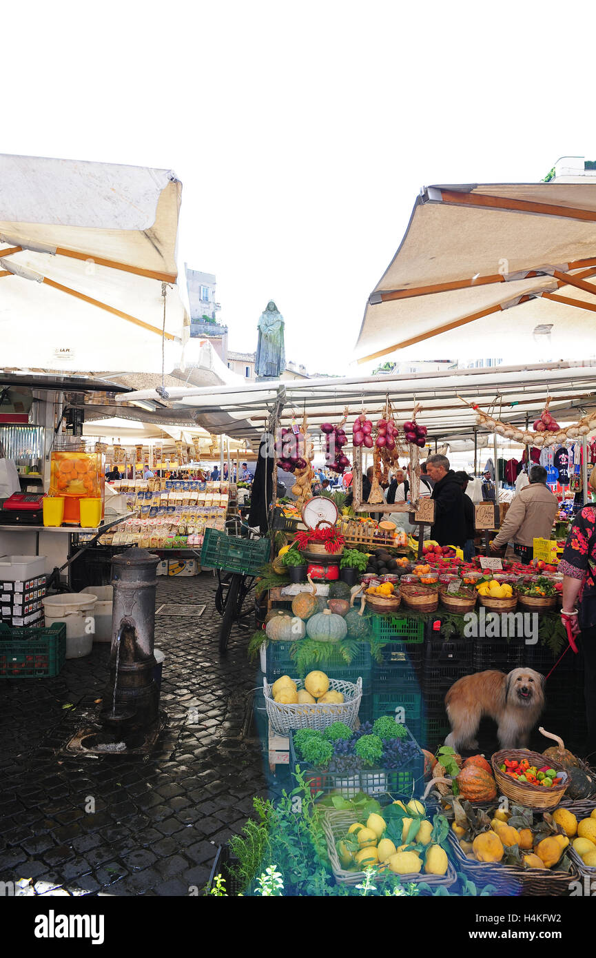 Chioschi della mattina mercato di Campo dei Fiori in Roma, Italia. Sullo sfondo la statua di Giordano Bruno può essere visto Foto Stock
