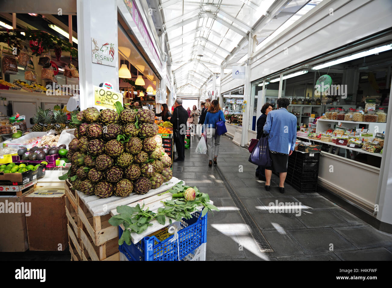 Carciofi romani prendere la parte del leone in qualsiasi mercato di primavera a Roma. Qui è un bellissimo display nel moderno quartiere Testaccio mercato. Foto Stock