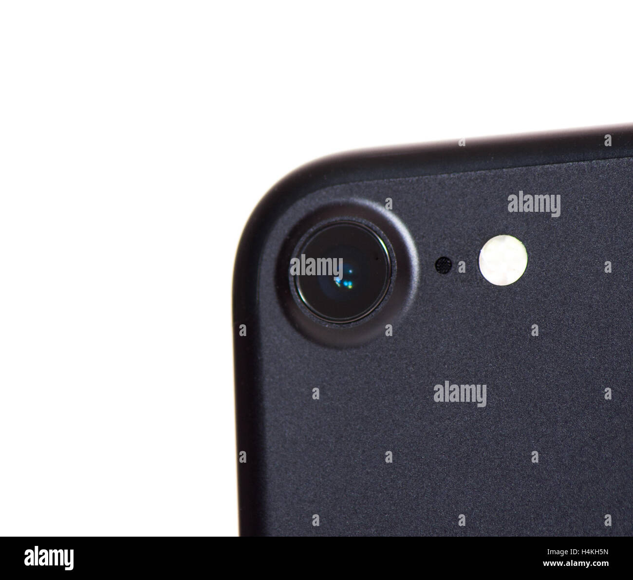 Dettaglio colpo di Apple iPhone 7 fotocamera posteriore. Tutto su sfondo bianco. Foto Stock