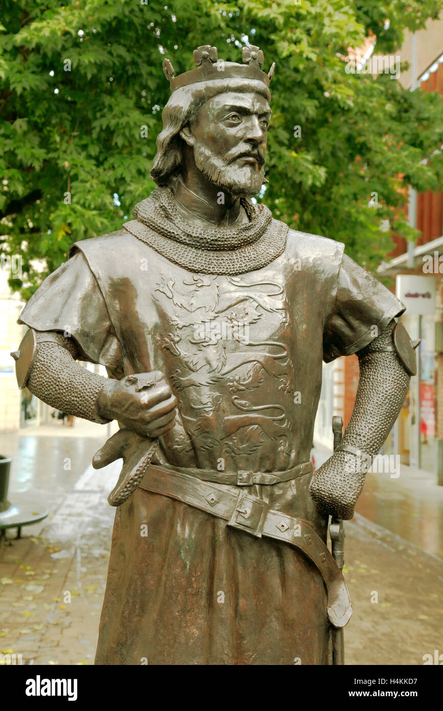 Il re Giovanni statua, Kings Lynn Town Center, Norfolk, scultura da Alan Beattie Herriot, 2016 commemora ottocentesimo anniversario Foto Stock