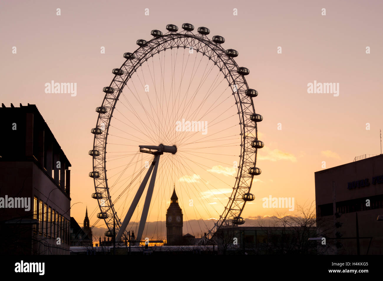 Regno Unito, Inghilterra, Londra, Millenium ruota BB incorniciato tramonto Foto Stock