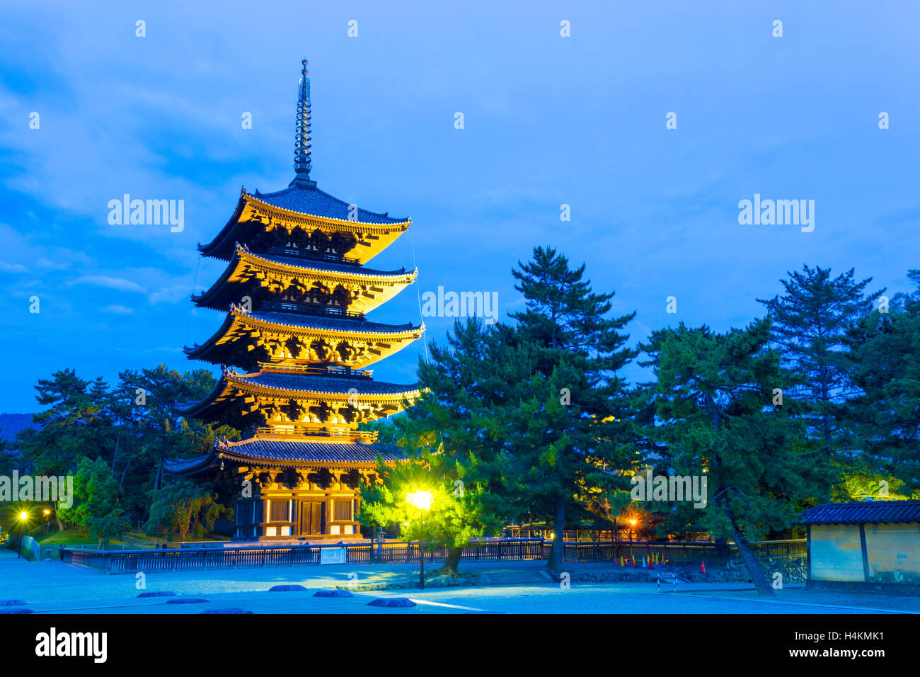 Drammatica azzurro cielo e illumina di cinque piani pagoda, goju-no-a, a sera ora blu nel Tempio di Kofuku-ji tempio complesso nella storica città di Nara, Foto Stock