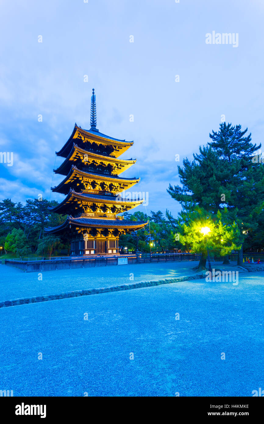 Drammatica azzurro cielo e illumina di cinque piani pagoda, goju-no-a, a sera ora blu nel Tempio di Kofuku-ji tempio complesso nella storica città di Nara, Foto Stock