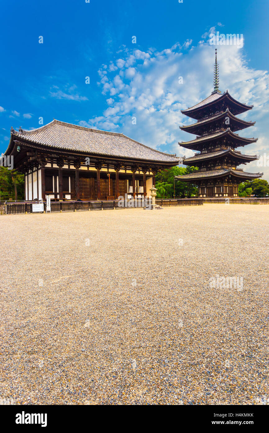 La parte anteriore dell'Oriente Golden Hall, da Kondo, e cinque piani pagoda, Goju-no-a, sul bellissimo cielo blu giorno al Tempio di Kofuku-ji in Foto Stock
