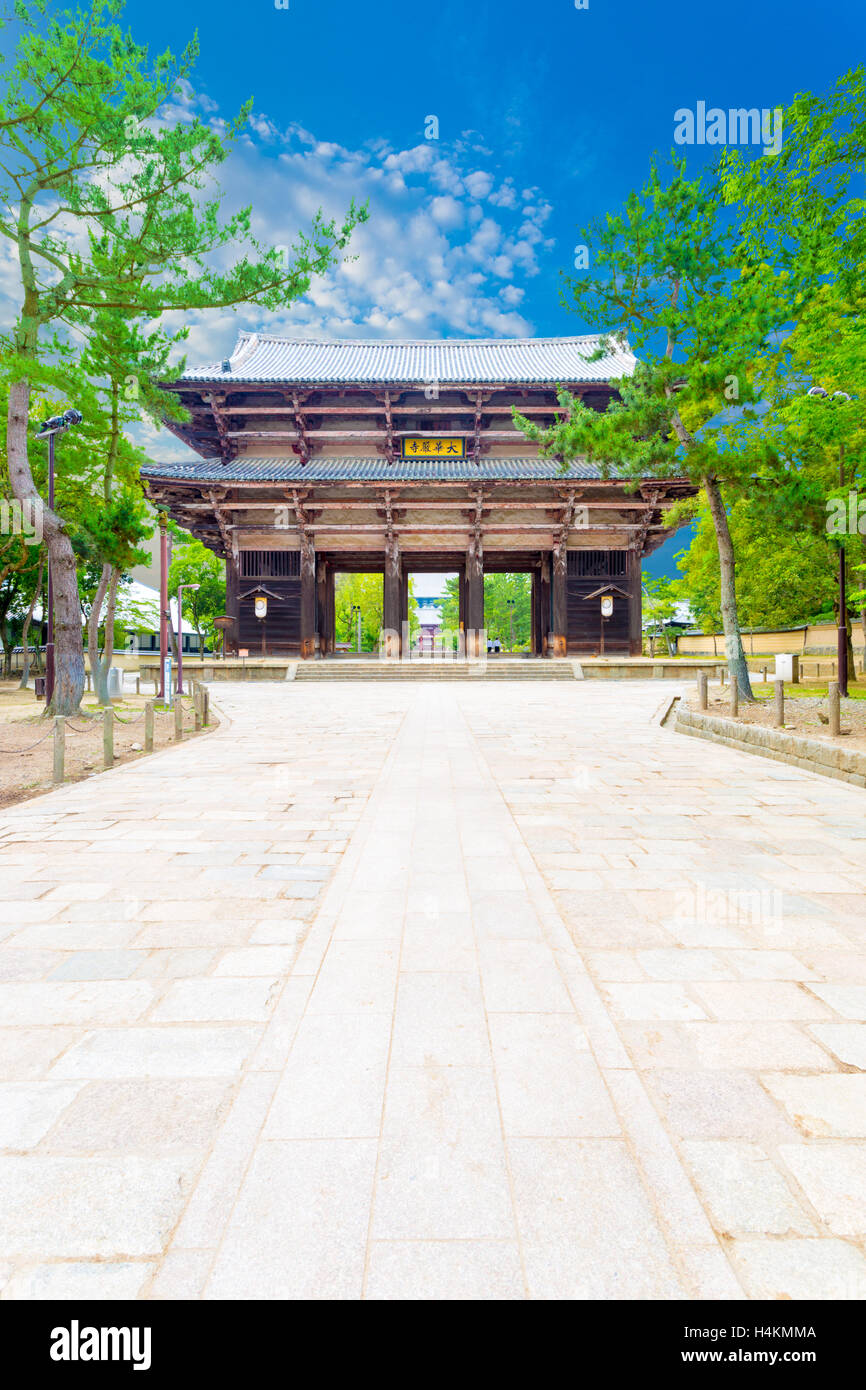 Largo sentiero che conduce al grande cancello sud, nandaimon, con nessuno presente al Tempio di Todai-ji tempio complesso su una bella e soleggiata, blu Foto Stock