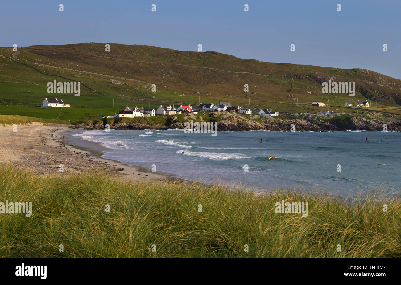 Gli appassionati di windsurf e kayak sul Balephull Bay,Tiree,Ebridi Interne,Argyll and Bute,Scozia Scotland Foto Stock