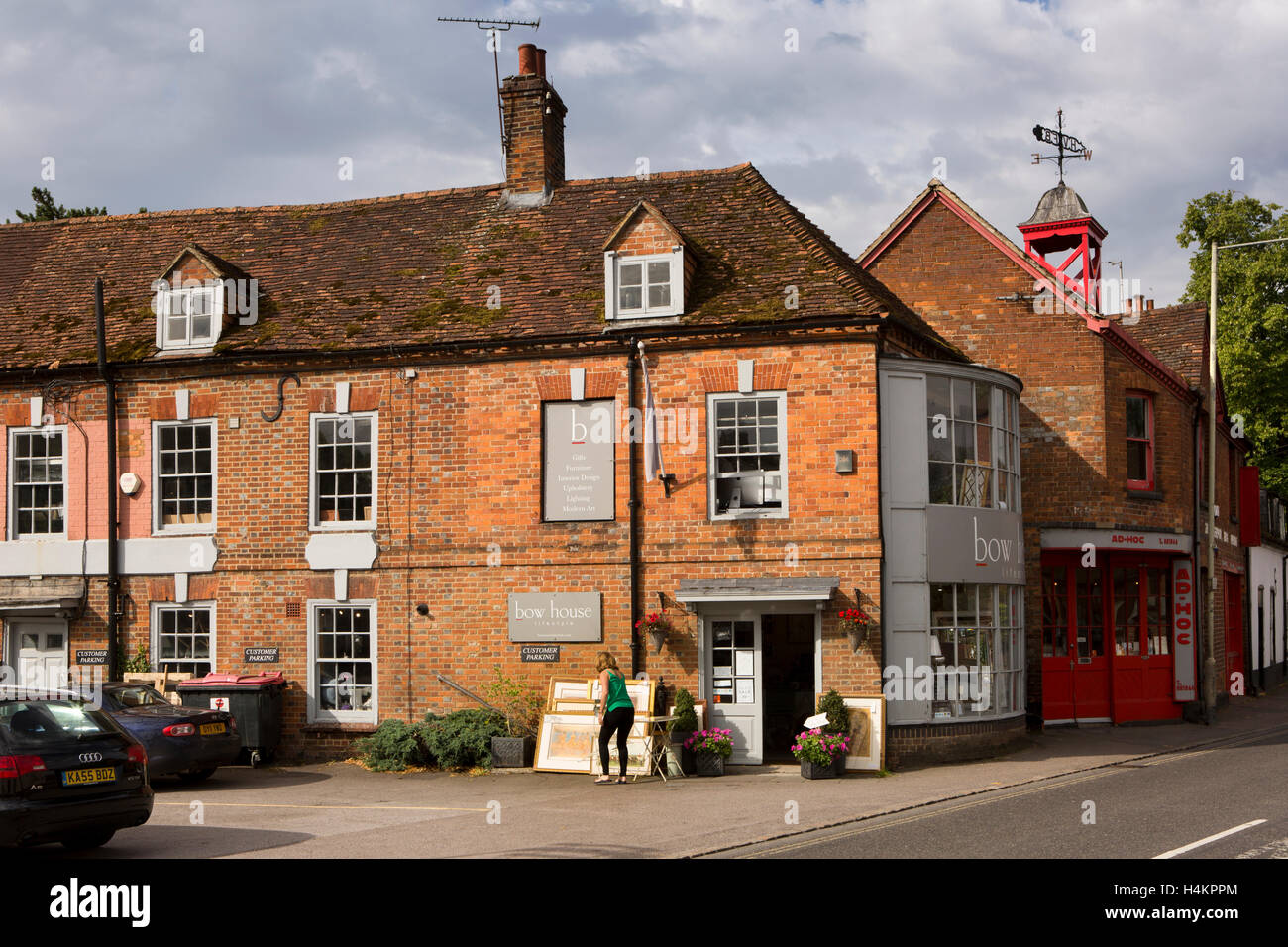 Inghilterra, Berkshire, Hungerford, Charnham Street, casa di prua e Ad Hoc in negozio ex stazione dei vigili del fuoco Foto Stock