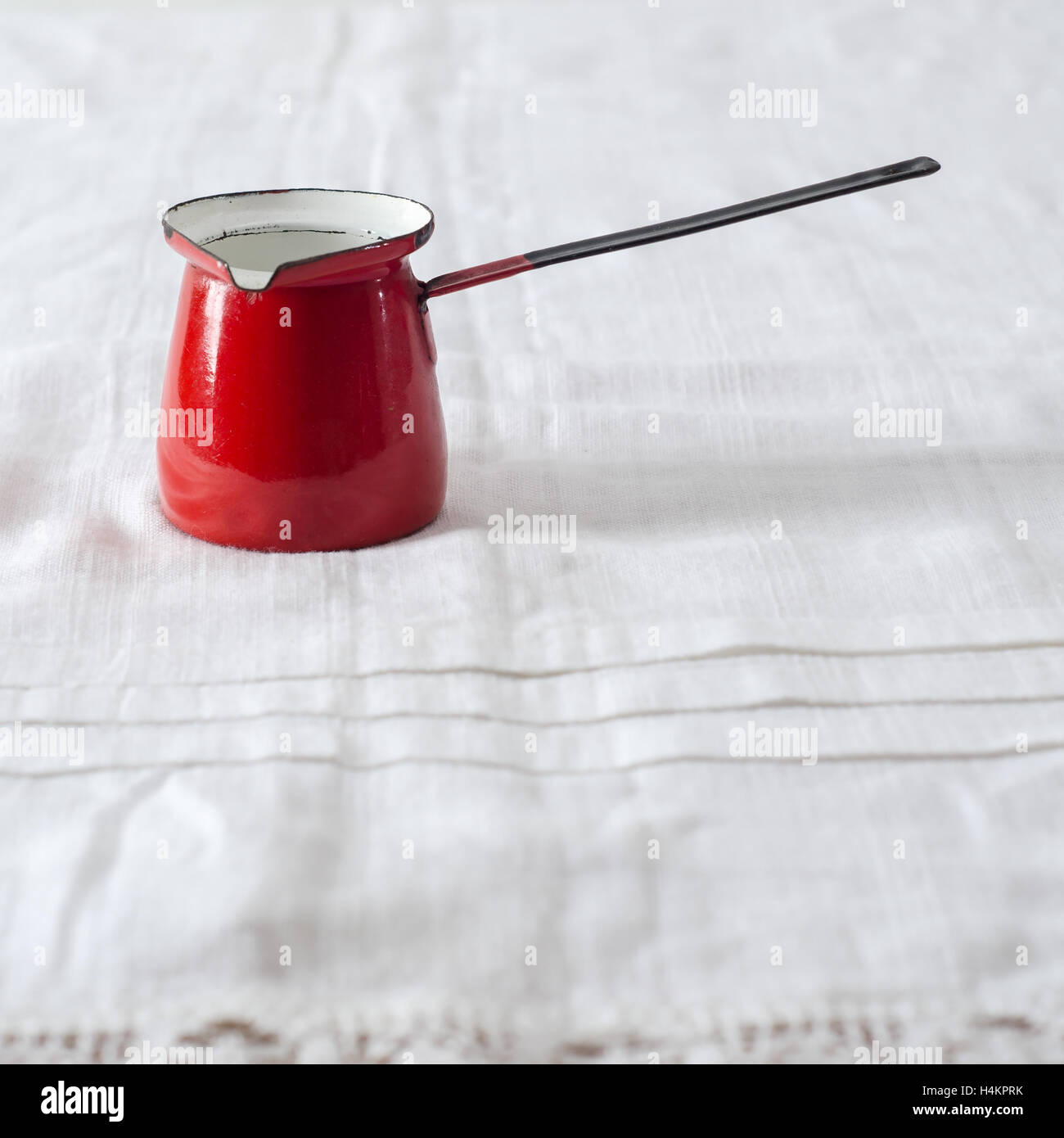 Rosso vuoto caffettiera in stretta fino Foto Stock