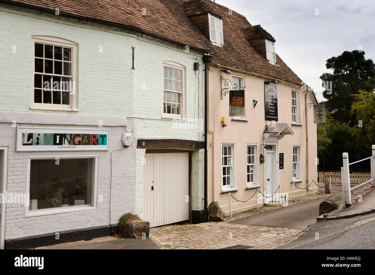Inghilterra, Berkshire, Hungerford, Bridge Street, Galleria d'arte vivente e negozio di antiquariato in banca Canale di Beagle edifici Foto Stock