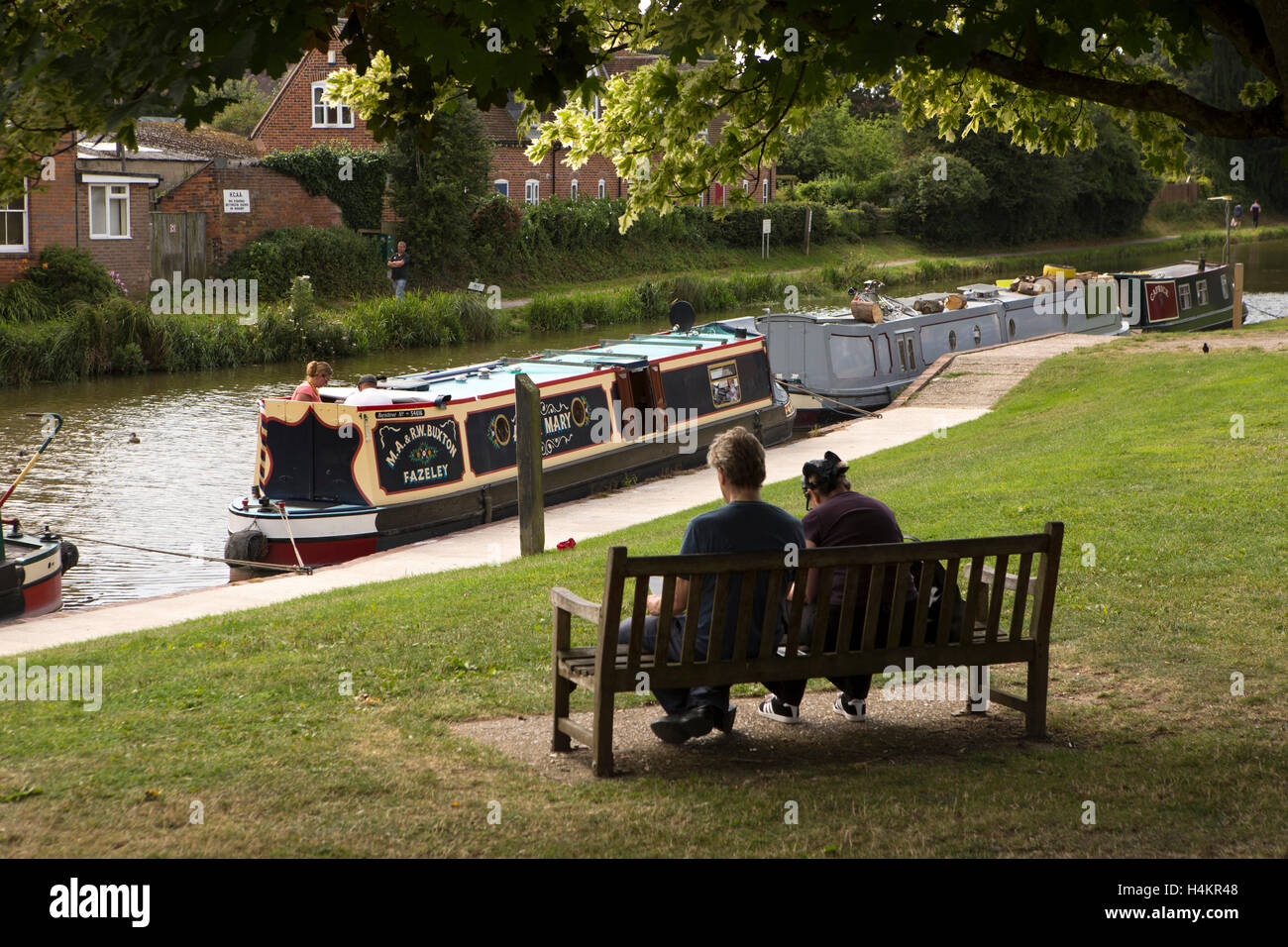 Inghilterra, Berkshire, Hungerford, Canal Walk, narrowboats ormeggiato sul Kennet and Avon Canal Foto Stock