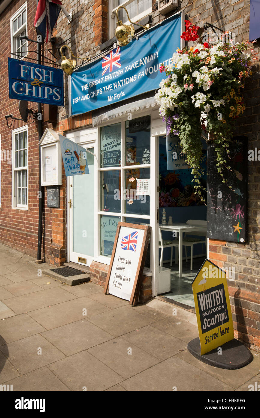 Inghilterra, Berkshire, Hungerford, High Street, display floreale al di fuori del signor friggere il pesce e chip shop Foto Stock