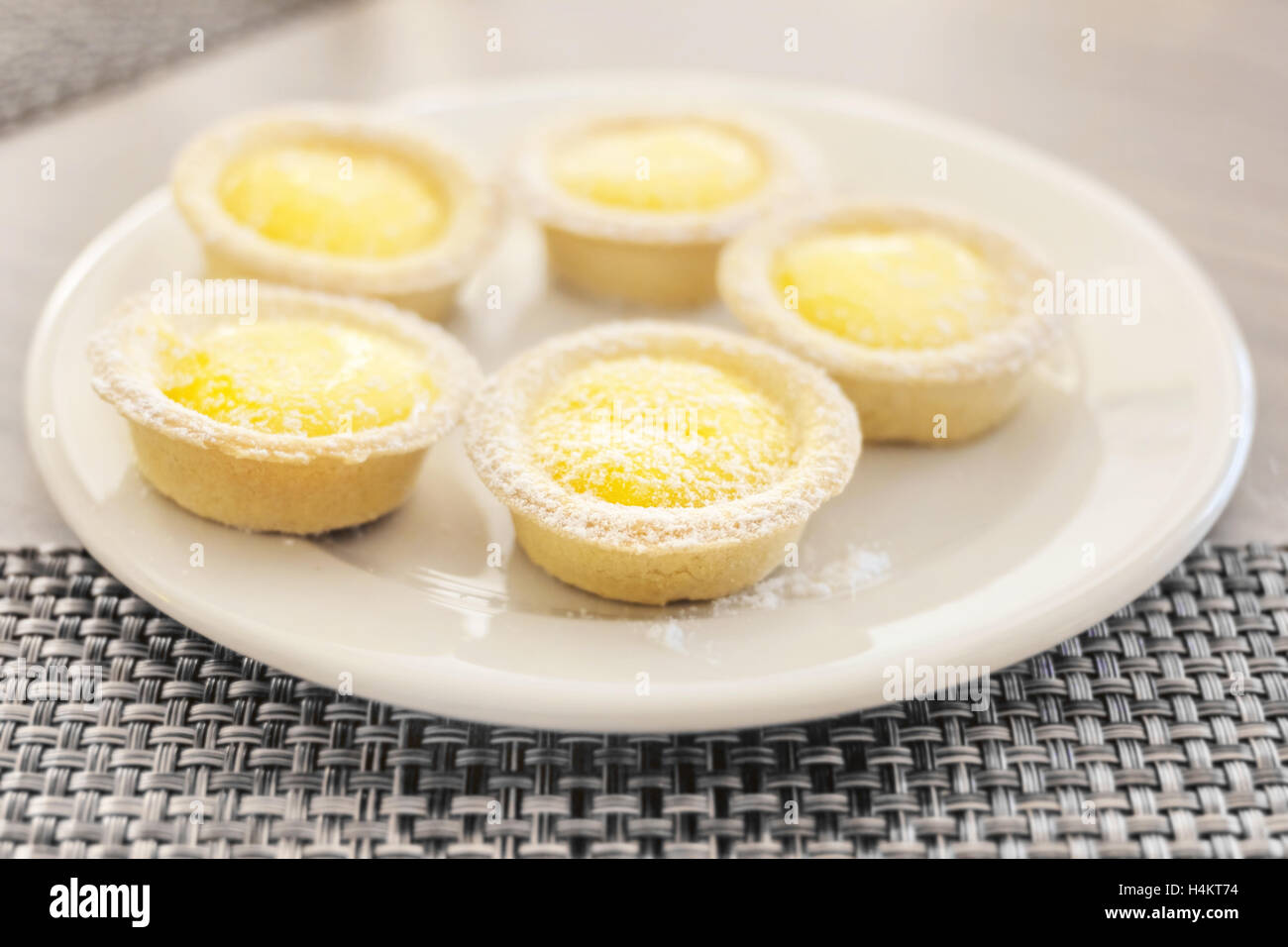 Mini freschi dolci con riempimento giallo foe tempo di dessert Foto Stock