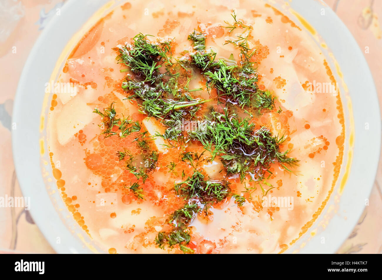 Fresca zuppa rossa nella piastra con aneto Foto Stock