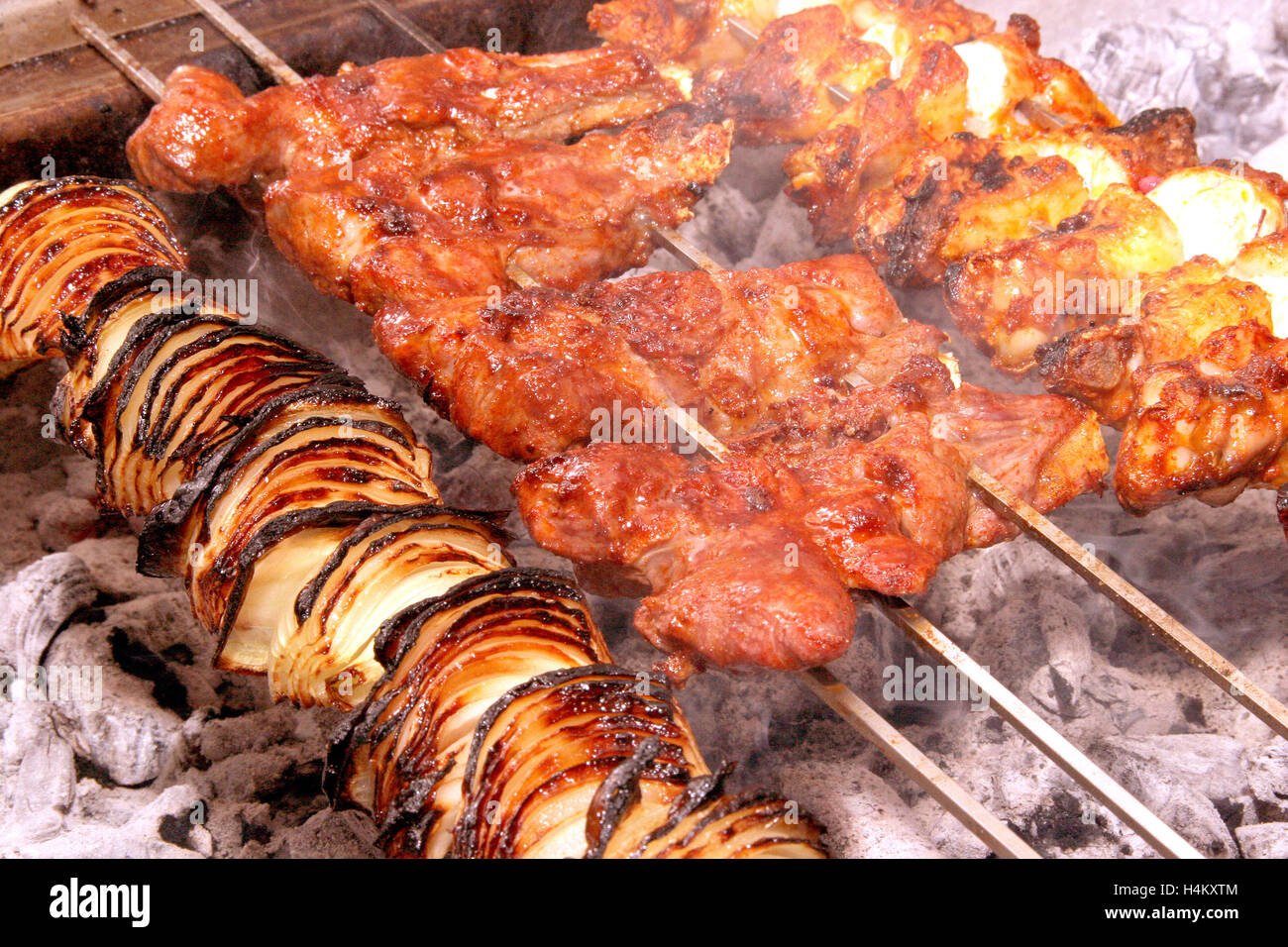 Shish kebab sulla griglia a carbone Foto Stock