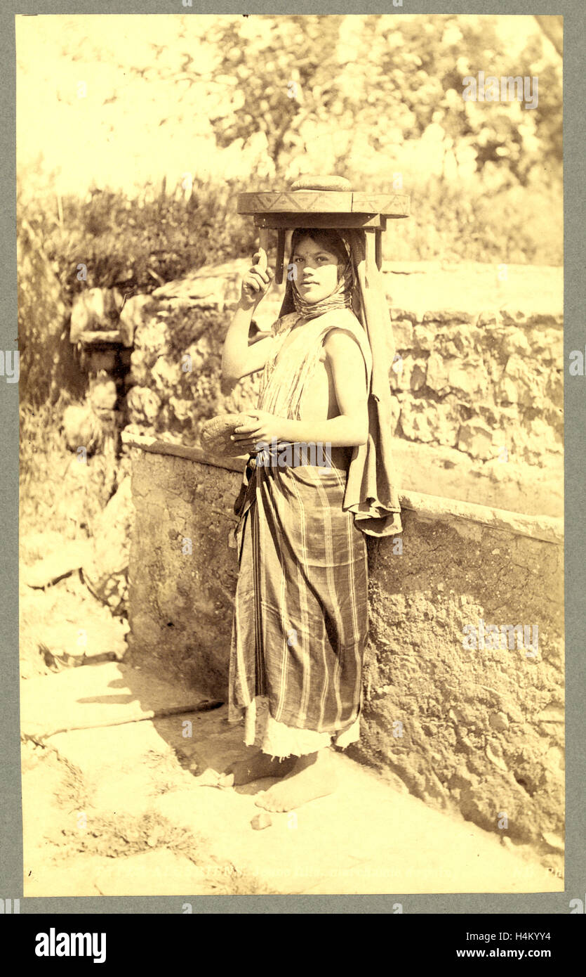 Tipi algerini ragazza giovane mercato del pane, il Neurdein fotografie di Algeria compresi bizantina e rovine romane in Tébessa Foto Stock