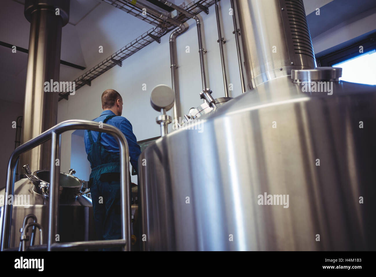 Fabbricante lavora presso la fabbrica di birra Foto Stock