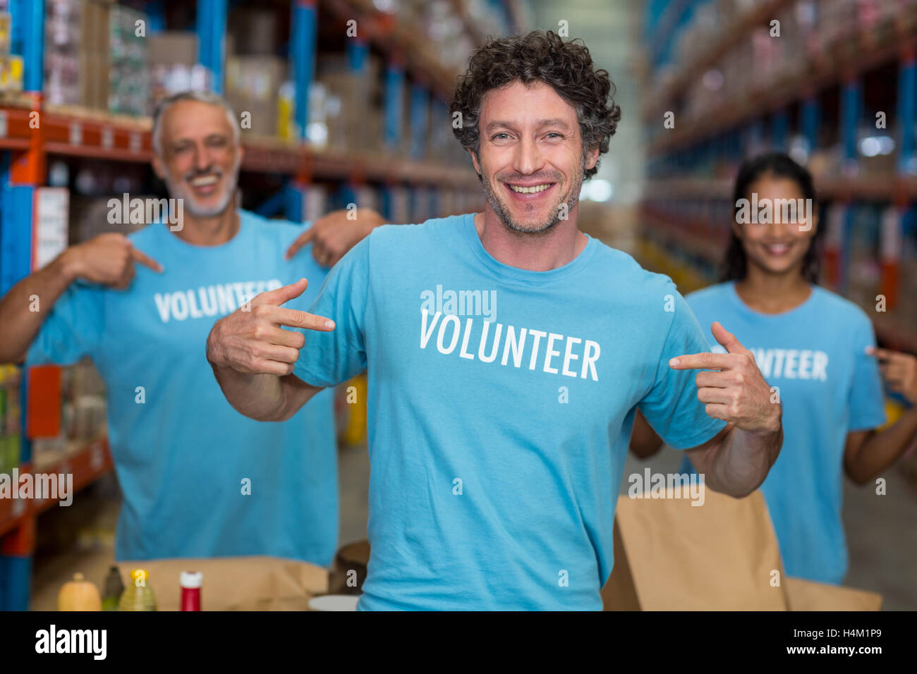 Ritratto di volontari rivolto a t-shirt Foto Stock
