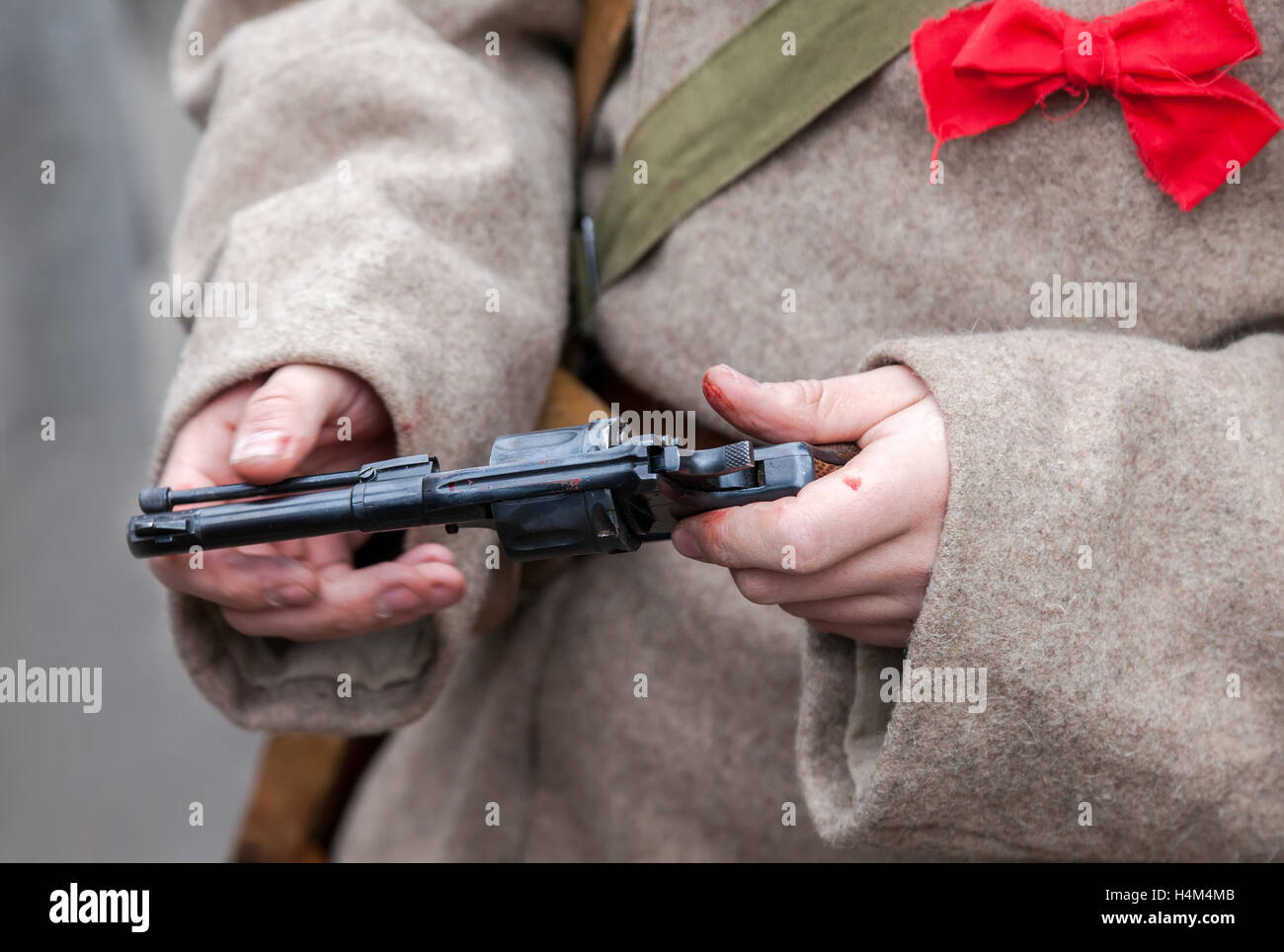 Sistema a revolver Nagant in mani insanguinato soldato dell'esercito rosso Foto Stock